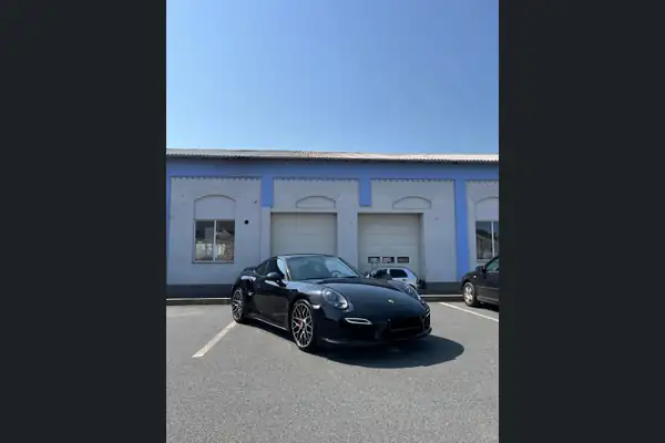 Detail cist?ho laku po kompletn?m detailingu exteri?ru