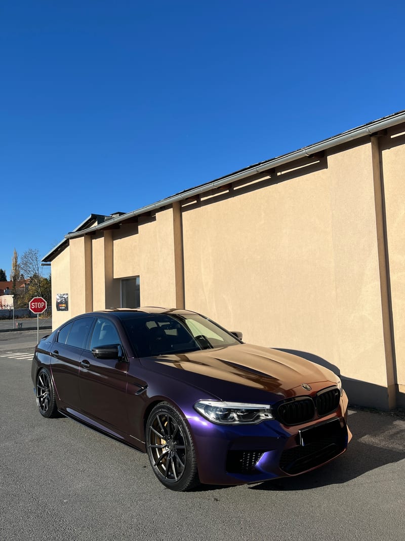 BMW M5 Competition bokovice