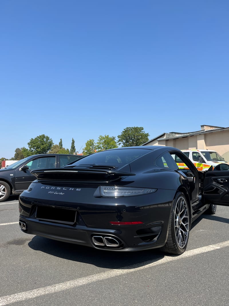 Porsche 911 Turbo zadní pohled