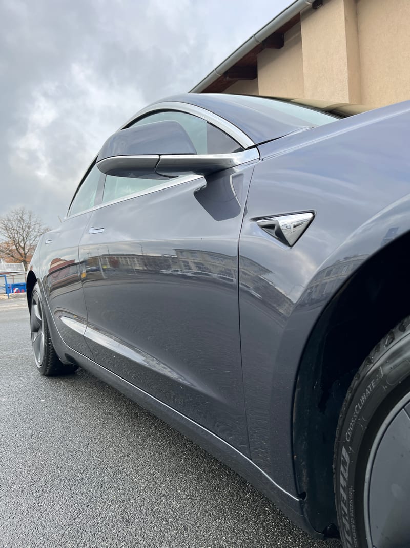 Tesla bok po čištění