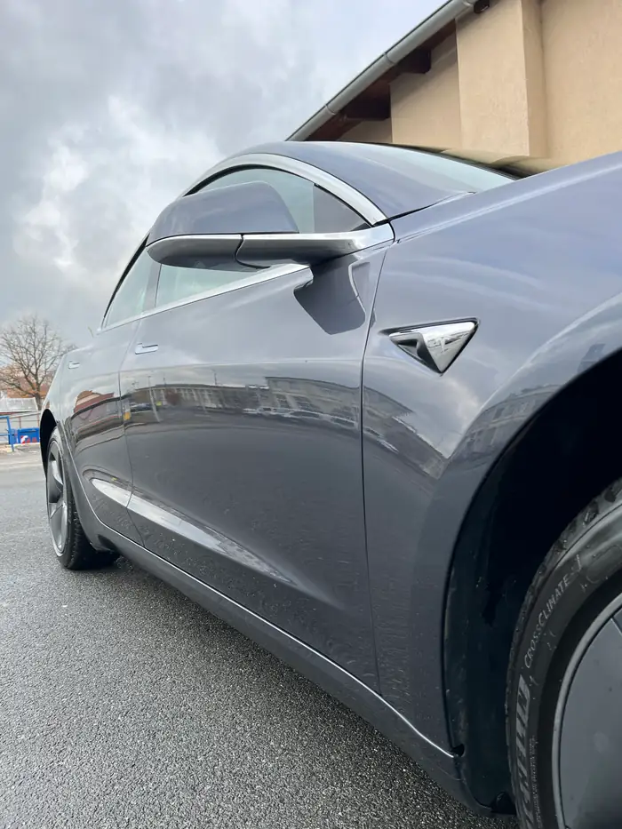 Tesla bok po čištění