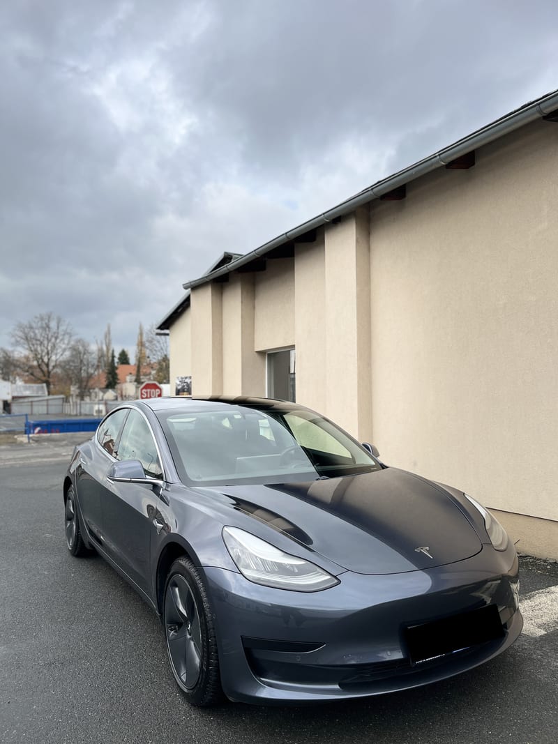Tesla Model 3 bokovice
