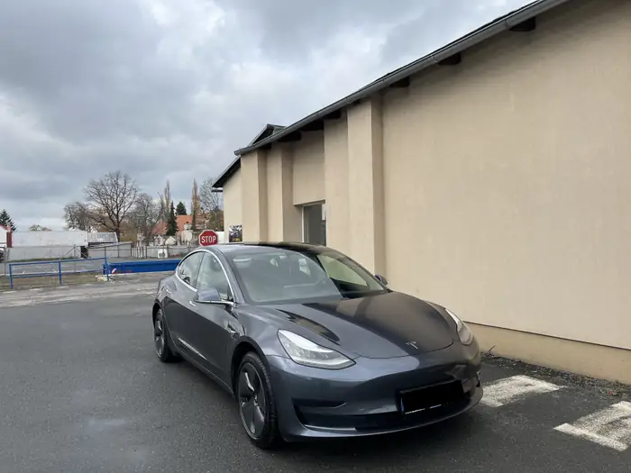 Tesla Model 3 predek