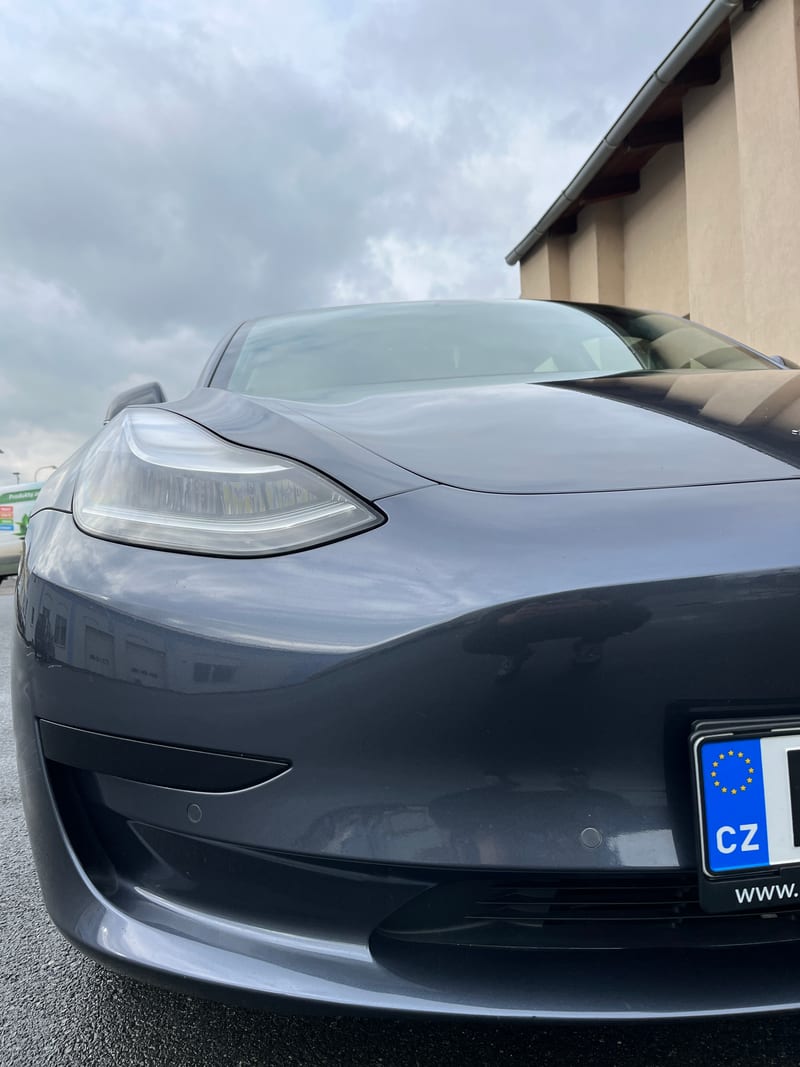 Tesla zadek detail po čištění