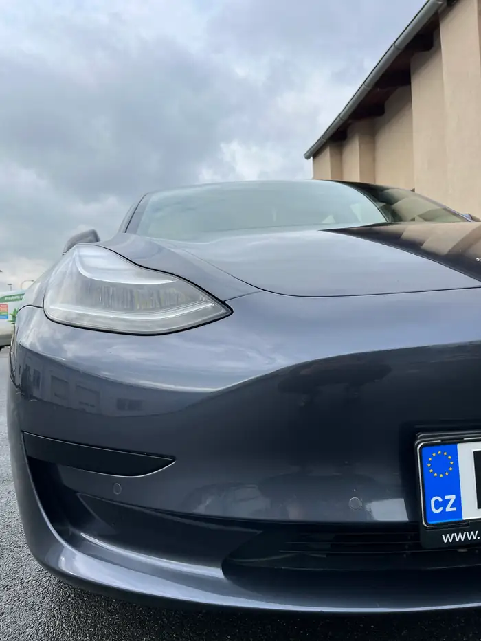 Tesla zadek detail po čištění