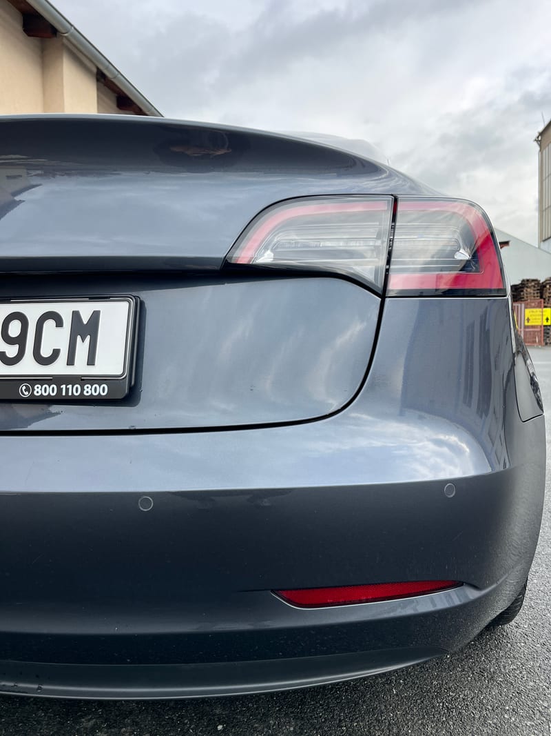 Tesla zadek po čištění