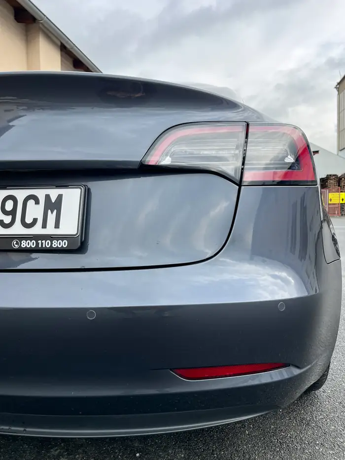 Tesla zadek po čištění